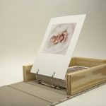 Los contenedores para álbumes de fotos protegen y realzan nuestros álbumes, asegurando la conservación elegante de recuerdos preciados.