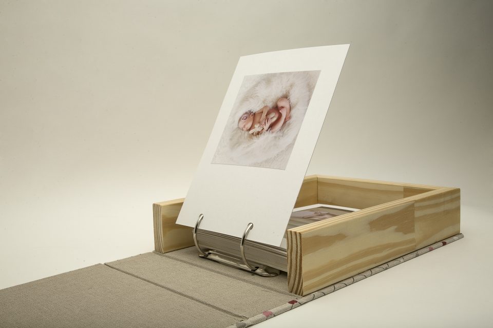 Los contenedores para álbumes de fotos protegen y realzan nuestros álbumes, asegurando la conservación elegante de recuerdos preciados.